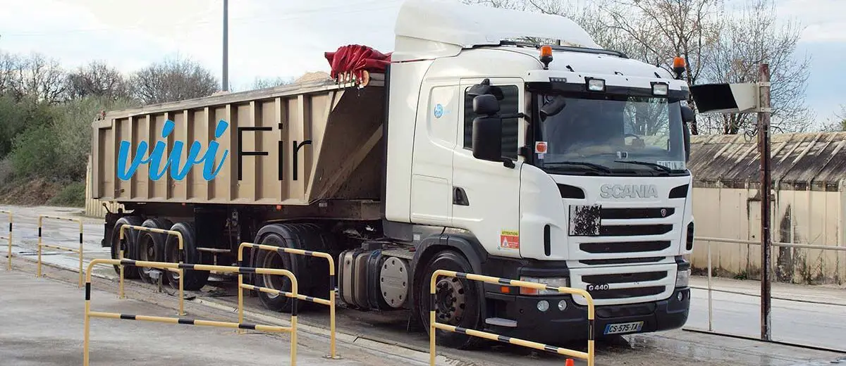 Immagine di un camion rifiuti - cos'è il Vivifir per il Formulario Rifiuti